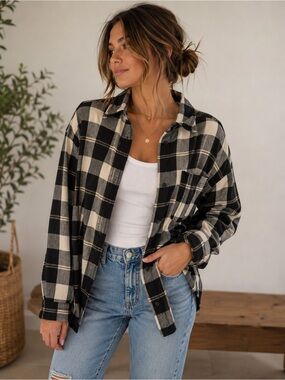 Universal Thread Women’s XS Oversized Plaid Flannel Shirt Black Cream Cotton